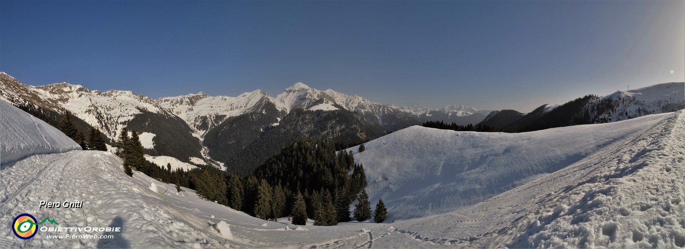 71 Scendiamo pestando neve rammollita dal caldo sole.jpg